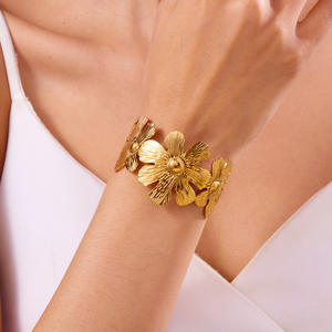 Brazalete recortado de vanguardia SZ118-Brazalete asimétrico de acero inoxidable con perforaciones geométricas para apilamiento de bordes urbanos - Product Image 4