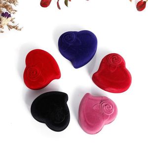 Cajas de anillos de color rojo tipo corazón - Product Image 1