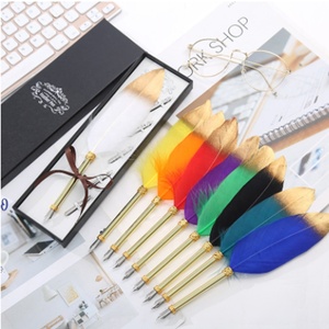 <span class=keywords><strong>Plume</strong></span> de dinde bleue teinte écologiquement pour <span class=keywords><strong>calligraphie</strong></span>, stylo-<span class=keywords><strong>plume</strong></span>, écriture, signature, cadeau, mariage, fête prénuptiale, vente en gros - Product Image 1