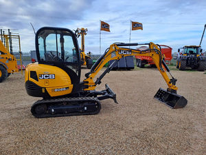 Excavadora hidráulica de 2.6 toneladas con giro de cola cero, modelo 8026 CTS de la marca JCB, diseño compacto para construcción y paisajismo. - Product Image 4