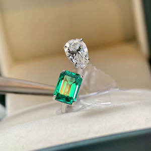 Anello Smeraldo F1748 con Diamante Taglio a Pera e Montatura a Griffe, Anello Classico da Donna per Fidanzamento con Gemma Preziosa - Product Image 3