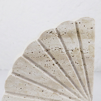Tuohuangniu Serre-livres en marbre beige à texture éventail sculptée, faits à la main, artistiques, antidérapants, modernes et minimalistes, pour l'organisation des livres et l'étude