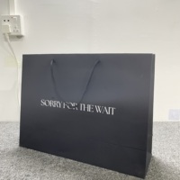 Sac en papier cartonné blanc recyclé 250 g/m² avec logo personnalisé, fermeture magnétique, poignée, impression sérigraphique, style luxueux, promotion