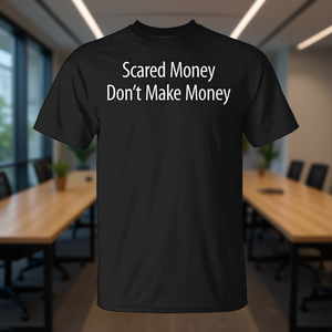 Camiseta Promocional con la Frase: Miedo al Dinero No Genera Riqueza - Product Image 3