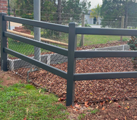 Clôture moderne en aluminium à 3 rails de style ranch, clôture en aluminium avec poteaux et barreaux, et grillage à mailles losangées pour maison rurale australienne