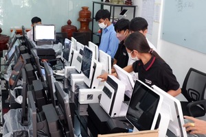 ระบบ POS แบบสัมผั<span class=keywords><strong>ส</strong></span>หน้าจอแบนทัชแ<span class=keywords><strong>พ</strong></span>ลทแบบ1920*1080เดียวทั้งหมดใน POS ขนาด15.6นิ้ว - Product Image 5