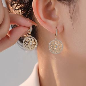 Pendientes de Alta Gama para Mujer, Estilo Retro Europeo Americano, Diseño de Diamantes Completos, Súper Brillantes, Lujosos, Modernos y a la Moda - Product Image 2