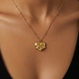 Colar de Moda com Design Novo, Aço Inoxidável Banhado a Ouro 18k e Pingente em Forma de Coração, Presente Unissex para a Família - Product Image 4
