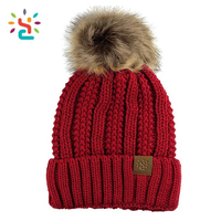 Modische Damen Dicke Zopfmuster-Strickmütze mit Kunstfell-Bommel, Wintermütze mit Umschlagrand, Anpassbares Logo, Leder-Patch-Beanie