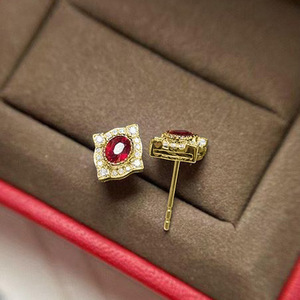 Orecchini a perno E1658 in oro con rubino e diamanti taglio brillante rotondo incastonati a castone, gioielli da sposa classici geometrici da donna - Product Image 4