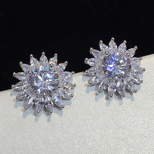 Orecchini a perno grandi con zirconi a pavé a forma di girasole, alla moda, per tutti i giorni, per feste, gioielli da donna, idea regalo - Product Image 1