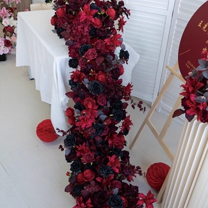 Runner Floreale di Alta Qualità in Seta Artificiale di Lusso con Rose Rosse e Nere, Lunghezza 230cm, Stampa Personalizzabile per Decorazioni Matrimoniali - Product Image 3