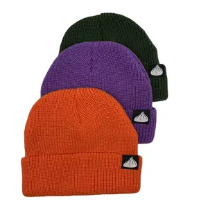 Topi musim dingin Logo kustom uniseks kualitas tinggi polos polos celup warna polos topi kupluk rajut akrilik