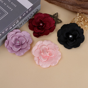 Pince à cheveux en tissu avec fleur de camélia, décoration de mariage, faite à la main, centre en tissu perlé, rose, noir, rouge, violet - Product Image 2