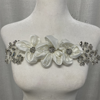Applique de corsage en satin ornée de fleurs et de strass