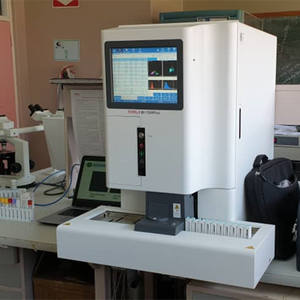 เครื่องตรวจวิเคราะห์เลือดที่ได้รับการรับรองมาตรฐาน CE เครื่องวิเคราะห์เลือด 120 ตัวอย่าง/ชั่วโมง เครื่องวิเคราะห์โลหิตวิทยา 5 ส่วนที่แม่นยำ - Product Image 1