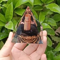 Neu eingetroffen: Exquisite Kupfer-Spiralpyramide mit Kristallkies-Dekorationen