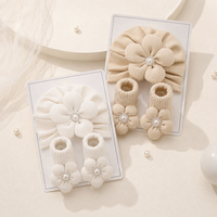 Ensemble de 2 pièces en fausse fourrure douce pour bébé, bonnet et chaussons avec fleur centrale en perles pour les petites filles en automne et en hiver