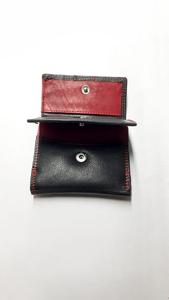 Portefeuille en cuir véritable de qualité supérieure avec protection RFID, design pochette, plusieurs emplacements pour cartes et poche à monnaie, disponible à la vente - Product Image 2