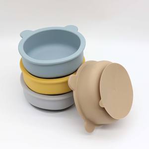 Ensemble de vaisselle d'apprentissage pour bébé : Bol à ventouse motif ours mignon, cuillère et fourchette à manche en bois, et ustensiles en silicone - Product Image 4