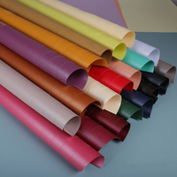 Papier nacré argenté blanc glacé, papier artistique métallique chatoyant pour la conception de boîtes à bijoux de luxe et de couvertures de menus
