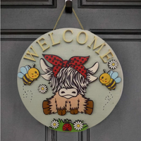 Panneau de bienvenue artisanal moderne rustique avec motif de vache des Highlands et fleurs sauvages pour mariage à la ferme