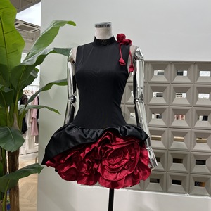 เดรสแฟชั่นผู้หญิงแขนกุด คอตั้ง สีเข้ม แต่งผ้าแบบแพทช์เวิร์ค หลายชั้น ระบายชายกระโปรงแบบไม่สมมาตร - Product Image 3