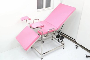 4 Patas 8 patas OEM <span class=keywords><strong>Hospital</strong></span> cama obstétrica médica Rosa negro Acero inoxidable ginecológico cama de entrega manual con volantes - Product Image 4
