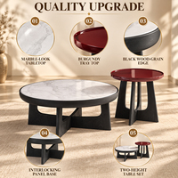 Ensemble de tables basses rondes avec plateau blanc marbré et table d'appoint rouge brillante pour un salon moderne et une véranda.