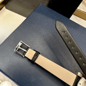 Montres analogiques à quartz rondes avec éléments décoratifs flottants, cadran à chiffres romains et bracelet en cuir gaufré croco Chopards - Product Image 5