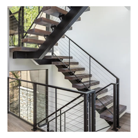 Escalier élégant et luxueux à monopoteau, garde-corps en acier inoxydable, marches en chêne, traitement antidérapant pour escalier