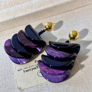 Pendientes de resina acrílica vintage, forma de media luna morada, chapados en oro, joyería de fiesta para mujer - Product Image 1