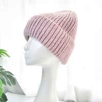 Gorro de punto de lana con logotipo personalizado para hombres y mujeres, gorro de invierno cálido y suave con bordado, característica común de tela OEM/ODM para viajes