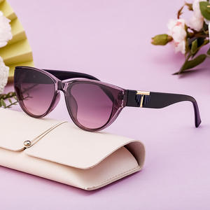 แว่นกันแดดทรงแคทอายสไตล์ยุโรปสำหรับผู้หญิงกรอบพีซียูวี 400 ป้องกันแสงแดดคลาส 2 สีดำพร้อมเคส - Product Image 1
