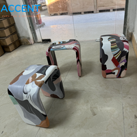 Banc en FRP peint à la main, tabouret d'appoint en fibre de verre en forme de U, table d'appoint artistique pour café, galerie d'art, design personnalisé disponible