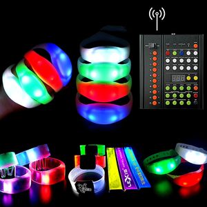 สายรัดข้อมือ LED สำหรับงานอีเวนต์ ควบคุมด้วยรีโมท RFID แบบไร้สาย DMX พร้อมไฟส่องสว่าง ควบคุมด้วยเสียง โปรแกรมโลโก้ได้ - Product Image 1