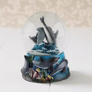 Globo de nieve de delfín de resina personalizado música Año Nuevo regalo de Navidad patrón de animales copo de nieve eléctrico globo de nieve de Navidad personalizado - Product Image 4