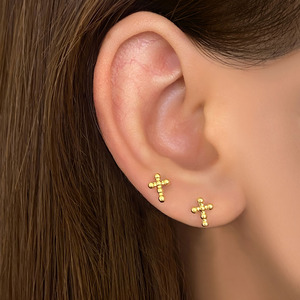 México Venta caliente 18K chapado en oro forma <span class=keywords><strong>de</strong></span> cruz pequeños pendientes <span class=keywords><strong>de</strong></span> tuerca para niñas - Product Image 5