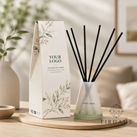 Diffuseur d'arômes en verre élégant et luxueux Firdaus avec bouchon en bois, logo personnalisé pour la décoration d'hôtel et de maison
