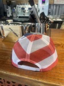 Casquette de baseball trucker à visière plate imprimé drapeau américain gris chiné 5 panneaux avec fermeture snapback, casquette patriotique à dos en maille style hip-hop pour hommes et femmes - Product Image 3