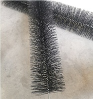 Brosse de gouttière flexible en nylon de brosse de filtre de feuille résistante pour le nettoyage de garde de nettoyage de toit
