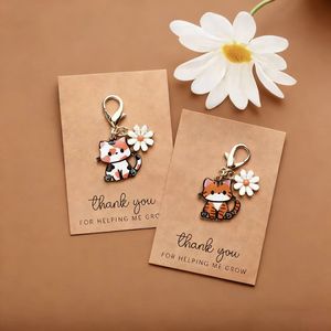 อุปกรณ์เสริม DIY โลหะผสมสังกะสี พวงกุญแจโลหะรูปแมวการ์ตูนดอกไม้เล็กๆ พร้อมการ์ดขอบคุณ จี้ห้อยกระเป๋า - Product Image 4