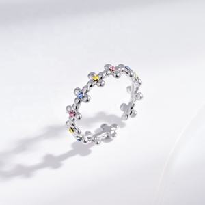 Anillo de plata de ley 925 personalizado con piedra arcoíris, económico, ajustable, para mujer, a la moda, apilable, chapado en oro, con diseño de trébol delicado. - Product Image 2