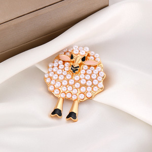 Adorable <span class=keywords><strong>broche</strong></span> en alliage plaqué métal, motif <span class=keywords><strong>agneau</strong></span> blanc et perle, style luxe léger, pour vêtements féminins, épingle de revers - Product Image 4