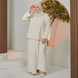 ชุดปักลายแบบดั้งเดิมสำหรับผู้หญิงมาเลเซีย สีเบจ สง่างาม สไตล์มุสลิมะฮ์ ผลิตโดยผู้ผลิตและผู้จัดจำหน่ายเสื้อผ้าชาติพันธุ์ คุณภาพพรีเมียม เรียบร้อย - Product Image 3