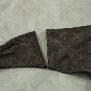 جاكيت رجالي شتوي مخصص من قماش الكانفاس بنقشة الفهد، بسحاب وأكمام مشقوقة، مع جيوب وأزرار قابلة للإزالة وغطاء رأس فرو، بسحاب - Product Image 4