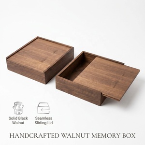 Scatola Portaoggetti di Lusso Landy <span class=keywords><strong>in</strong></span> <span class=keywords><strong>Legno</strong></span> di Noce, Personalizzabile con Incisione, Coperchio Scorrevole per Foto e Ricordi di Matrimonio - Product Image 1