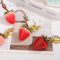 Nouveau pendentif sac 3D fraise, porte-clés fraise en résine, accessoires de sac pour femme, pendentif porte-clés de voiture
