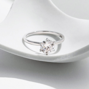 Anillo de compromiso clásico con diamante de talla brillante redonda para mujer, plata S925 con baño de rodio y engaste de garras. - Product Image 3