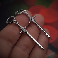 Vente en gros de boucles d'oreilles en forme d'épée argentée de style punk cool, tendance européenne et américaine, bijoux gothiques en alliage, vente directe d'usine pour unisexe